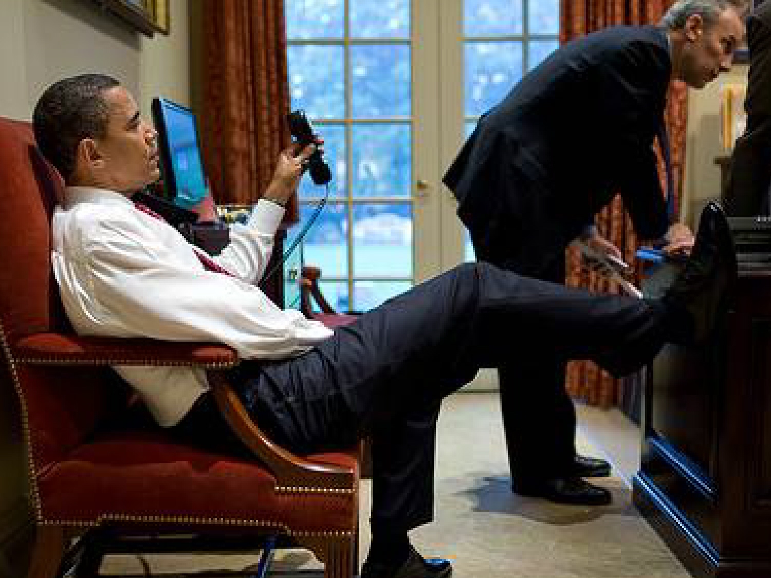 Барак Обама ноги на столе