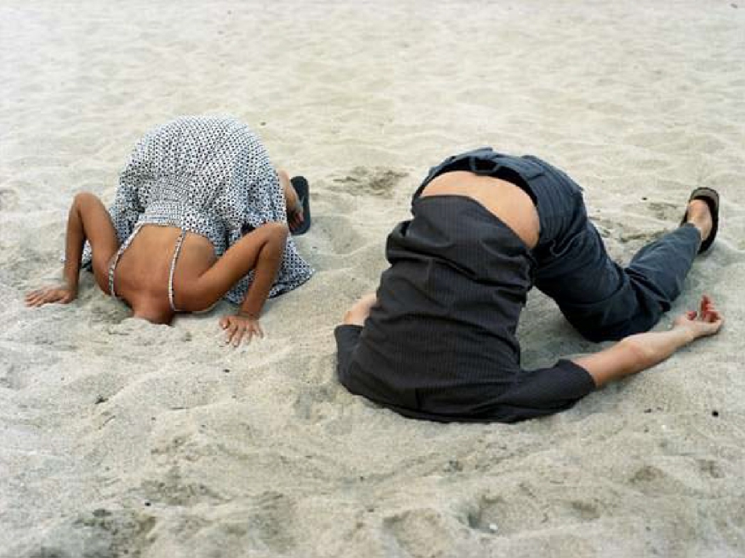 Баба без головы. Девушка головой в песок. Денщинаголовой в песке. Зарыться головой в песок это.